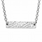 Versilberte Halskette mit einen quer liegenden Hanhänger aus Silber 935  in Hammerschlagoptik der quer in der Kette hängt.