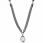 Unsere Halskette Gliederkette aus Edelstahldraht besteht aus einem speziellen Edelstahl Drahtgeflecht als Kette. Dieses Geflecht ist einzigartig und wurde bei uns im Haus entworfen. Die Länge der Kette ist Individuell anpassbar sowie mit oder ohne Perlena