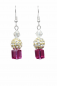 Unsere Ohrhänger Lady Glitzer haben einen Ohrhänger, Swarovski-Raute, Strasskugel und einen Swarovski-Beat. Diese Ohrringe sind in liebevoller Handarbeit in unserem Atelier in Abenberg hergestellt.