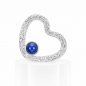 Unser Kettenanhänger Amore mit Edelsteinen ist in Herzform aus einem Draht mit spezieller Verarbeitung und freier Kettenführung hergestellt. In den Herzen ist entweder ein Lapislazuli Cabochon, Rosenquarz Cabochon, Rubin in Brillantschliff, Saphir in Bril