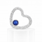 Unser Kettenanhänger Amore mit Edelsteinen ist in Herzform aus einem Draht mit spezieller Verarbeitung und freier Kettenführung hergestellt. In den Herzen ist entweder ein Lapislazuli Cabochon, Rosenquarz Cabochon, Rubin in Brillantschliff, Saphir in Bril