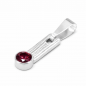 Auf dem Bild ist der Kurze Kettenanhänger abgebildet aus der Kollektion Eternum. Das Silber ist Strukturiert und am Ende ist ein Synthetischer Stein in Rot gefasst