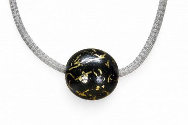 Unsere Halskette Goldkugel hat eine Kette aus einem speziellen Edelstahl Drahtgeflecht als Kette, eine farbig gebeizte Holzgugel und Schwabacher Blattgoldflimmer als Verzierung. Dieses Geflecht ist einzigartig und wurde bei uns im Haus entworfen. Die Kett