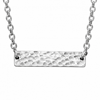 Versilberte Halskette mit einen quer liegenden Hanhänger aus Silber 935  in Hammerschlagoptik der quer in der Kette hängt.