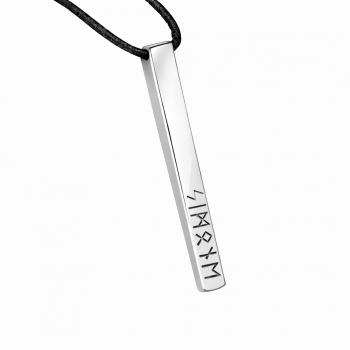 Entdecken Sie unsere nordische Mythologie-Kollektion! Lassen Sie Ihren Namen in Runen personalisieren. Unser Stäbchen Kettenanhänger aus Abenberg ein Handgefertigter Kettenanhänger  aus Silber 935 mit einer Kette aus Lederband, jedes Stück ein Unikat. Las
