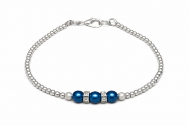 Unser Armband Silbertraum ist mit kleinen Metallperlen und mittig mit kleinen rauen Metallperlen, Wachsperlen und Strass gefädelt. Das Armband wurde in liebevoller Handarbeit bei uns im Atelier in Abenberg hergestellt.