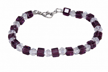 Unser Armband Cube wurde mit Swarovski Beats in Amethyst und abwechselnd mit transparenten Rauten hergestellt. Wir bieten auch noch die Farbe Light Topas an was ein Gelber Farbton ist. Das Armband wurde in liebevoller Handarbeit bei uns im Atelier in Aben
