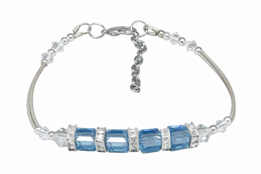 Unser Armband Doppelbeats besteht aus zweimal zwei geformten Silberröhrchen, Swarovski Rauten, Swarovski Beats sowie Strasseinlagen. Dieses Armband ist durch Liebevolle Handarbeit in unserem Atelier in Abenberg Hergestellt.