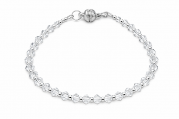Unser Armband Kristallflocke groß besteht aus großen Swarovski Rauten in Transparent und kleine Silberperlen. Es besitzt durch den besonderen Swarovski-Schliff ein unglaubliches Funkeln. Dieses Armband wurde bei uns im Atelier in Abenberg in liebevoller H