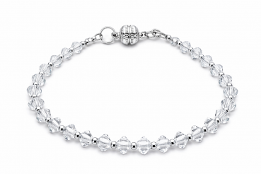 Unser Armband Kristallflocke klein besteht aus kleinen Swarovski Rauten in Transparent oder zarten Lila und kleine Silberperlen. Es besitzt durch den besonderen Swarovski-Schliff ein unglaubliches Funkeln. Dieses Armband wurde bei uns im Atelier in Abenbe