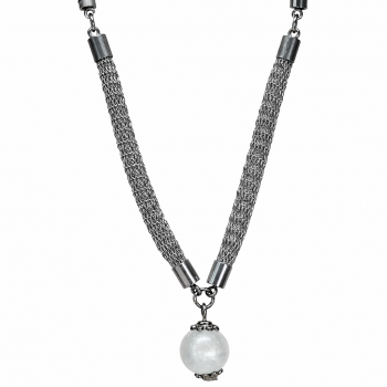 Unsere Halskette Gliederkette aus Edelstahldraht besteht aus einem speziellen Edelstahl Drahtgeflecht als Kette. Dieses Geflecht ist einzigartig und wurde bei uns im Haus entworfen. Die Länge der Kette ist Individuell anpassbar sowie mit oder ohne Perlena