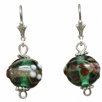 Unsere Ohrhänger Lady Glas grün haben silberne Ohrringe und sind mit liebevoll verzierten grünen Glasperlen gemacht. Die Ohrringe haben unten noch eine Öse um Sie selber individuell weiter gestalten zu können. Diese Ohrringe sind in liebevoller Handarbeit