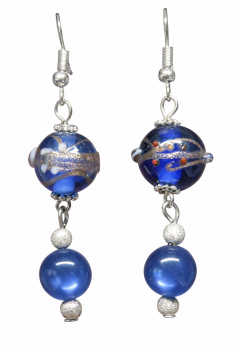 Unsere Ohrhänger Lady Glas Blau haben silberne Ohrringe und sind mit liebevoll verzierten blauen Glasperlen gemacht. Ergänzt wurde unsere Ohrringe mit Polarisperlen und kleinen Silberkugeln. Diese Ohrringe sind in liebevoller Handarbeit in unserem Atelier