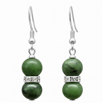 Unser Ohrhänger Doppelter Jadetraum sind aus je zwei echten Jade Nephrit Perlen und einem Strass sowie einer Ohrringverschluss aus 925 Sterlingsilber. Diese Ohrringe sind in liebevoller Handarbeit in unserem Atelier in Abenberg hergestellt.
