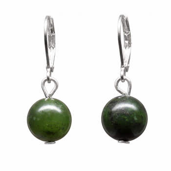 Unsere Ohrringe kurzer Jadetraum sind aus einer echten Jade Nephrit Perle und Ohrringe in 925 Sterlingsilber. Diese Ohrringe sind in liebevoller Handarbeit in unserem Atelier in Abenberg hergestellt.