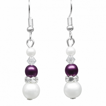 Unsere Ohrhänger Lady Lila und Weiß sind mit Silbernen Ohrhänger, drei unterschiedlich großen Wachsperlen in Zweimal Weiß und einmal Lila, Swarovski-Rauten und Strass hergestellt. Diese Ohrhänger sind in liebevoller Handarbeit in unserem Atelier in Abenbe