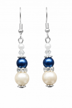 Unser Ohrhänger Perltropfen ist mit Ohrfedern, Swarovski-Rauten, Strassrondell und zwei verschiedengroße Wachsperlen in zwei Farben hergestellt. Diese Ohrhänger sind in liebevoller Handarbeit in unserem Atelier in Abenberg hergestellt.