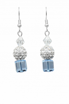 Unsere Ohrhänger Lady Glitzer haben einen Ohrhänger, Swarovski-Raute, Strasskugel und einen Swarovski-Beat. Diese Ohrringe sind in liebevoller Handarbeit in unserem Atelier in Abenberg hergestellt.