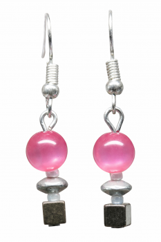 Unsere Ohrhänger haben einen silbernen Ohrhänger, eine Polarisperle, Silberkugeln, Metallperle und einen Hämatitwürfel. Als Vorbild war der Ohrhänger aus der Sendung Bons. Diese Ohrhänger sind in liebevoller Handarbeit in unserem Atelier in Abenberg herge