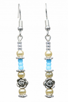 Unsere Ohrhänger Indien Summer sind mit silbernen Ohrhänger, Glasrocaido im Regenbogenglanz, Metallperlen, türkisfarbenen Glasrocaido, Ockerfarbene Wachsperlen und Ornamentperlen hergestellt. Diese Ohrhänger sind in liebevoller Handarbeit in unserem Ateli