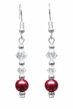Unsere Ohrhänger Lady Red sind mit silbernen Ohrhänger, Swarovski-Rauten und Bordeauxroten Wachsperlen Hergestellt. Diese Ohrhänger sind in liebevoller Handarbeit in unserem Atelier in Abenberg hergestellt.