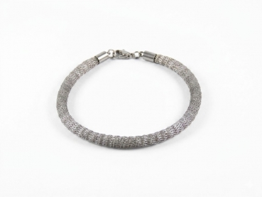 Unser Armband Edelstahldraht besteht aus einem speziellen Edelstahl Drahtgeflecht. Dieses Geflecht ist einzigartig und wurde bei uns im Haus entworfen. Die Länge des Armbandes ist Individuell anpassbar. Das Armband ist durch Handarbeit bei uns in Abenberg