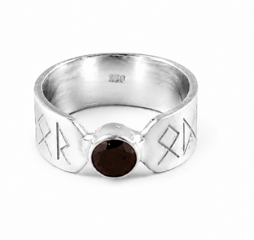 Auf dem Bild ist ein Silberring aus 935 Silber in 8 mm breite zu sehen der die Runen für Odin, Thor und Loki eingraviert hat. In dem Ring ist mittig ein schwarzer falsettierter Zirkonia eingearbeitet. Der Ring wurde von Schmuckdesign Gulden in Abenberg in