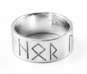Auf dem Bild ist ein Silberring aus 935 Silber in 8 mm breite zu sehen der die Runen für Odin, Thor und Loki eingraviert hat. Der Ring wurde von Schmuckdesign Gulden in Abenberg in Handarbeit Hergestellt.