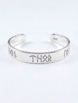 Auf dem Bild ist ein Silberarmspange aus 935 Silber in 8 mm breite zu sehen der die Runen für Odin, Thor und Loki eingraviert hat. Der offene Armreif wurde von Schmuckdesign Gulden in Abenberg in Handarbeit Hergestellt.