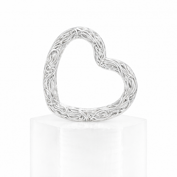 Unser Kettenanhänger Amore ist in Herzform aus einem Draht mit spezieller Verarbeitung und freier Kettenführung hergestellt. In den Farben Rot, Gelb, Grün, Blau, Kupfer, Edelstahl und Silber 935 erhältlich. Alle farblichen Herzen bestehen aus lackiertem K