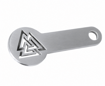 Personalisierbarer Einkaufswagen-Chip aus Edelstahl, gefertigt in unserer Schmuckmanufaktur in Abenberg. Praktischer Schlüsselanhänger mit Valknut-Motiv für den täglichen Einkauf und als individuelle Geschenkidee.