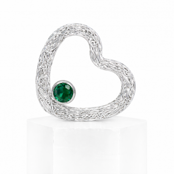 Unser Kettenanhänger Amore mit Edelsteinen ist in Herzform aus einem Draht mit spezieller Verarbeitung und freier Kettenführung hergestellt. In den Herzen ist entweder ein Lapislazuli Cabochon, Rosenquarz Cabochon, Rubin in Brillantschliff, Saphir in Bril