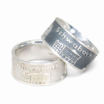 Unsere Stadtringe für Schwabach sind aus 925 Sterlingsilber. Im Ring sind Sehenswürdigkeiten wie das Stadtwappen, das goldene Ei, Der Musiker in erhabener Arbeit abgebildet. Den Ring haben wir ebenfalls noch in Silber Schwarz mit erhabenen Absetzungen in