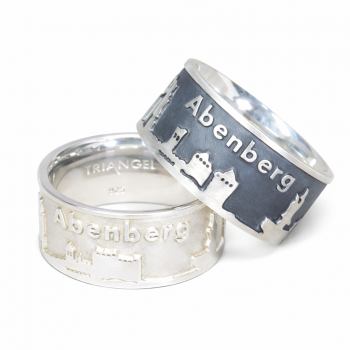 Unsere Stadtringe für Abenberg sind aus 925 Sterlingsilber. Im Ring sind Sehenswürdigkeiten wie das Stadtwappen, die Burg, Der Stillabrunnen, Das Stadttor und das Rathaus in erhabener Arbeit abgebildet. Den Ring haben wir ebenfalls noch in Silber Schwarz