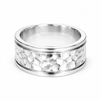 Entdecken Sie unseren silberner Ring mit markanten Hammerschlag.Die strukturierte Mitte wird von zwei schmalen, glatten Rändern eingefasst.