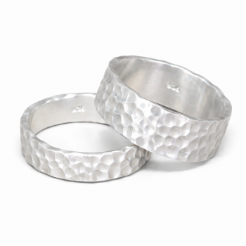 Unser Ring Hammerschlag wurde komplett in Handarbeit aus Silber 935 hergestellt. Durch den Hammerschlag entsteht ein einzigartiges Muster. Gerne kann dieser Ring personalisiert werden durch gravieren eines Namens. Wir bieten den Ring in den Breiten 5 mm,