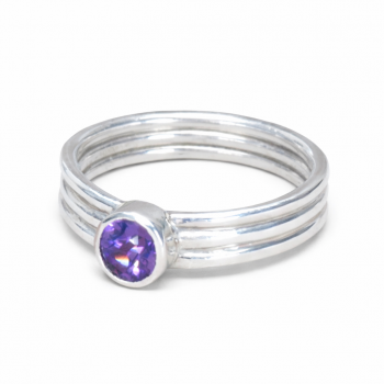 Auf dem Bild ist ein Bandring mit 3 Bänder aus 935 Silber und einem synthedischen Kunzit in Brillantschliff zu sehen.