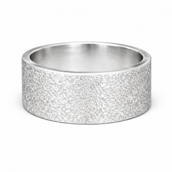 Entdecken Sie unseren Ring aus Silber 935 mit Diamantlook-Oberfläche. Handgefertigt in unserer Manufaktur in Abenberg, strahlt er zeitlose Eleganz aus. Ein exquisites Schmuckstück, das Ihre Persönlichkeit perfekt unterstreicht.