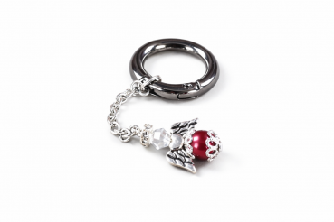 Unser Schlüsselanhänger ist mit einer Ankerkette, Swarovski-Raute, Edelstahlflügel und einer Wachsperl gefertigt. Wir bieten die Farben Blau, Bordeauxrot, Türkis, Weiß, Oker an. Dieser Schlüsselanhänger ist in liebevoller Handarbeit in unserem Atelier in