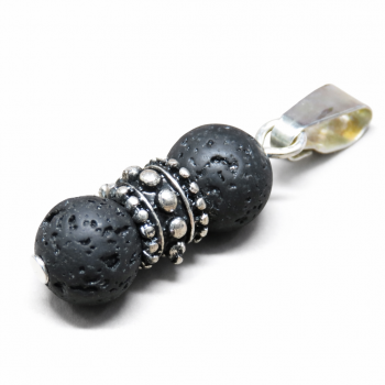 Unser Kettenanhänger schwarze Lava hat zwei 6mm Lavaperlen und eine Ornamentperle in der Mitte. Der Anhänger ist durch Handarbeit bei uns in Abenberg hergestellt.