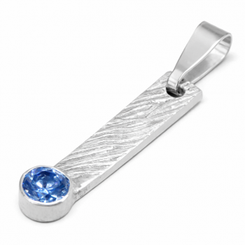 Auf dem Bild ist der lange Kettenanhänger abgebildet aus der Kollektion Eternum. Das Silber ist Strukturiert und am Ende ist ein Synthetischer Stein in Blau gefasst