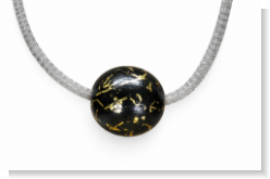 Unsere Halskette Goldkugel hat eine Kette aus einem speziellen Edelstahl Drahtgeflecht als Kette, eine farbig gebeizte Holzgugel und Schwabacher Blattgoldflimmer als Verzierung. Dieses Geflecht ist einzigartig und wurde bei uns im Haus entworfen. Die Kett