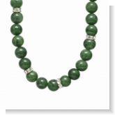 Unsere Jadekette Jadetraum ist aus Echten Jade Nephrit Perlen mit unregelmäßig verteilten Strasseinlagen. Die Aufteilung ist einzigartig und diese Kette wurde bei uns in Abenberg in liebevoller Handarbeit hergestellt.