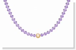Unsere Halskette Glitzerperle besteht aus Swarovski Rauten in zartem Lila oder in Transparent. Mittig haben wir eine echte Salzwasserperle eingereiht in einen Zarten Braunton. Wir haben diese Kette in liebevoller Handarbeit in unserem Atelier in Abenberg