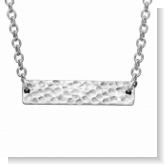 Versilberte Halskette mit einen quer liegenden Hanhänger aus Silber 935  in Hammerschlagoptik der quer in der Kette hängt.
