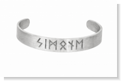 Entdecken Sie unsere personalisierten Armreife mit Ihren Namen in Runenschrift! Jedes Stück aus Silber 935 ist handgefertigt in unserer Manufaktur in Abenberg. Einzigartige Meisterwerke von Schmuckdesign Gulden.