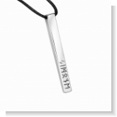 Entdecken Sie unsere nordische Mythologie-Kollektion! Lassen Sie Ihren Namen in Runen personalisieren. Unser Stäbchen Kettenanhänger aus Abenberg ein Handgefertigter Kettenanhänger  aus Silber 935 mit einer Kette aus Lederband, jedes Stück ein Unikat. Las