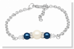 Unser Armband Perltropfen besteht aus einer Ankerkette und hat mittig eingesetzt Swarovskirauten, 2 Farben von Wachsperlen und Welliges Strass. Das Armband wurde in liebevoller Handarbeit bei uns im Atelier in Abenberg hergestellt.
