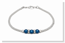 Unser Armband Silbertraum ist mit kleinen Metallperlen und mittig mit kleinen rauen Metallperlen, Wachsperlen und Strass gefädelt. Das Armband wurde in liebevoller Handarbeit bei uns im Atelier in Abenberg hergestellt.