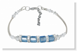Unser Armband Doppelbeats besteht aus zweimal zwei geformten Silberröhrchen, Swarovski Rauten, Swarovski Beats sowie Strasseinlagen. Dieses Armband ist durch Liebevolle Handarbeit in unserem Atelier in Abenberg Hergestellt.